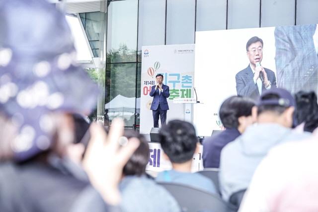 NSP통신-신상진 성남시장이 제14회 지구촌 어울림 축제에 참석해 인사말을 전하고 있다. (사진 = 성남시)