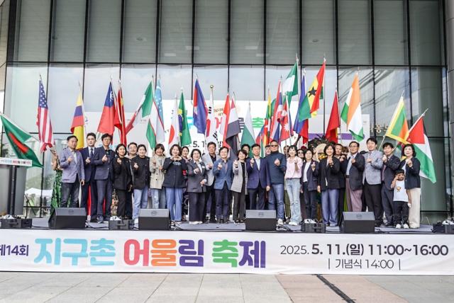 NSP통신-신상진 성남시장을 비롯한 참석자들이 25개국 국기와 함께 기념촬영을 하고 있다. (사진 = 성남시)