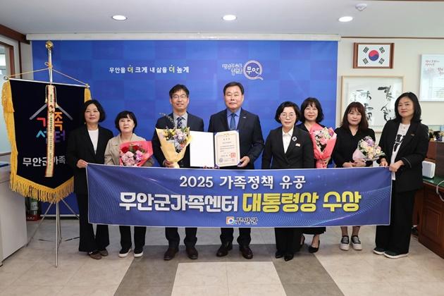 NSP통신-군수실에서 진행된 무안군가족센터 대통령상 기념 촬영 (사진 = 무안군)