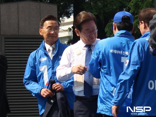 NSP통신-12일 광화문 출정식에서 더불어민주당 이재명 대선후보가 방탄복위에 파란색 선거운동 점퍼를 입고 있다. (사진 = 김승철 기자)