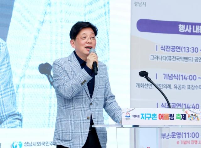 NSP통신-안광림 성남시의원이 11일 성남시청 광장에서 열린 제14회 지구촌 어울림 축제에서 인사말을 하고 있다. (사진 = 성남시의회)