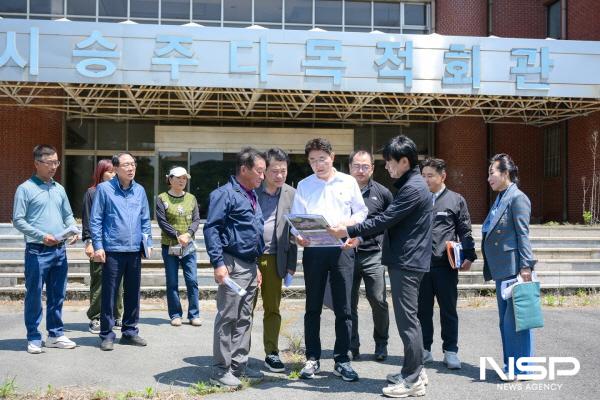 NSP통신-노관규 순천시장은 12일 옛 승주군청 일원에 조성될 그린바이오산업 전진기지 부지를 직접 찾고 현장 점검에 나섰다(승주다목적회관) (사진 = 순천시)