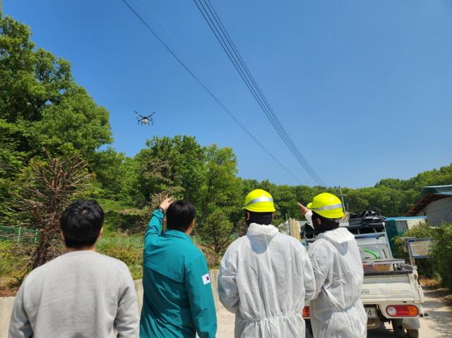 NSP통신-안성시가 양돈농가 대상으로 아프리카돼지열병을 차단하기 위해 드론을 활용해 멧돼지 기피제 일제 살포를 추진하고 있다. (사진 = 안성시)
