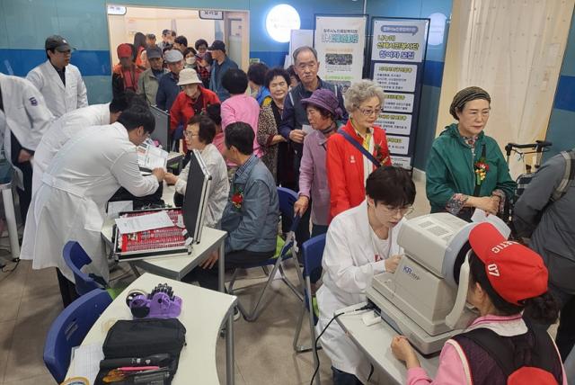 NSP통신-경동대학교 메디컬캠퍼스 안경광학과 학생과 교수들이 원주 지역 어르신들을 대상으로 봉사활동을 펼치고 있는 모습. (사진 = 경동대)