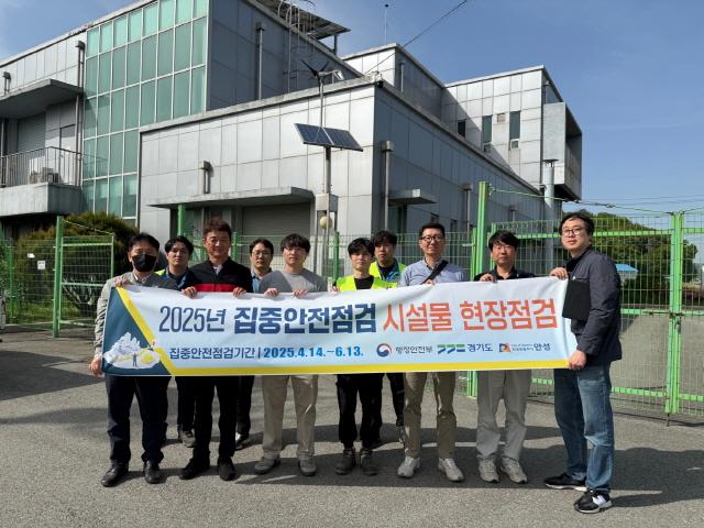 NSP통신-안성시가 노인 요양시설과 하수처리시설을 대상으로 집중안전점검을 실시했다. 사진은 기념촬영 모습. (사진 = 안성시)