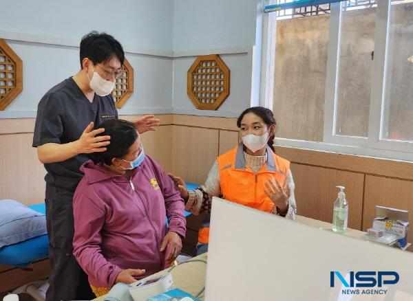 NSP통신-보건복지부와 한국한의약진흥원은 12일 한의약의 해외 진출 지원사업 참여기관으로 해외 진출 의료기관 3개소와 중국 환자 유치 참여 의료기관 4개소를 신규로 선정했다. 해외 현지 한의 진료 사진 (사진 = 한국한의약진흥원)