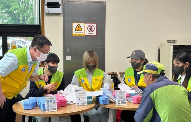 NSP통신-경동대학교 메디컬캠퍼스 치기공학과 학생 봉사 동아리 불타는 총의치 소속 학생과 교수들이 원주 카톨릭종합사회복지관에서 봉사하고 있는 모습. (사진 = 경동대)