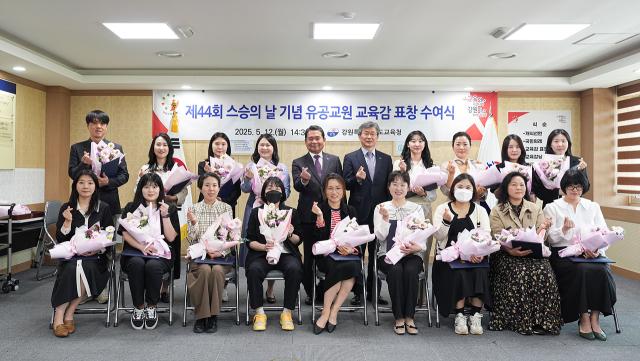 NSP통신-강원특별자치도교육청 교육감 표창 수상자들이 신경호 교육감과 기념촬영을 하고 있는 모습. (사진 = 강원도교육청)