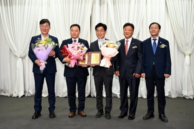 NSP통신-이기환 경기도의원(왼쪽 두번째)이 안산신문 창간 36주년 제23회 안산상록대상 의정부문을 수상했다. (사진 = 이기환 의원실)
