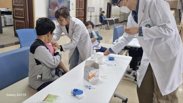 NSP통신-안동시 산불피해 지역 주민 대상포진 무료 예방접종 실시, 피해지역 7개면 50세 이상 안동시민 무료 예방접종 시행 (사진 = 안동시)