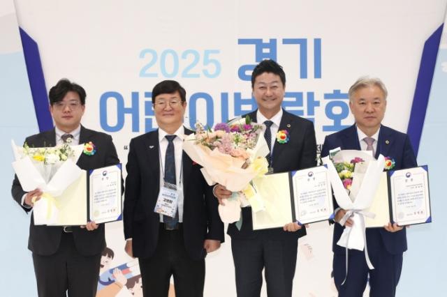 NSP통신-김진경 경기도의회 의장(오른쪽 두번째)이 2025 경기 어린이 박람회에서 통일부 장관상을 수상했다. (사진 = 경기도의회)