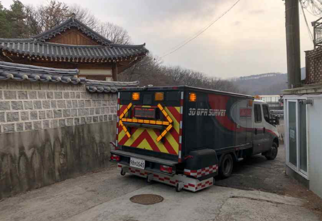 NSP통신-차도 구간을 탐사 하고 있는 차량형 지표투과레이더(GPR). (사진 = 광명시)