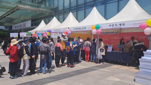 NSP통신-지난해 식품안전의 날 행사 때 성남시청 광장에 차려진 음식문화개선 홍보 부스 찾은 시민들. (사진 = 성남시)