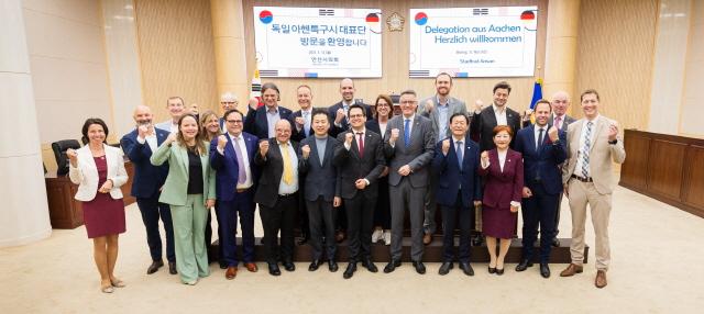 NSP통신-안산시의회 박태순 의장과 현옥순 의회운영부위원장, 송바우나 의원이 12일 의회를 찾은 독일 아헨특구시 대표단을 접견했다. 사진은 본회의장에서 기념 촬영에 임하고 있는 의원들과 대표단의 모습. (사진 = 안산시의회)