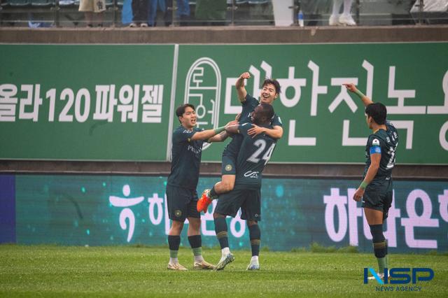 NSP통신-김포 천지현 선수가 결승골을 넣고 동료들과 기뻐하는 모습. (사진 = 조이호 기자)