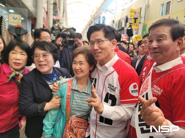 NSP통신-13일 김문수 국민의힘 대선후보가 울산 뉴코아아울렛, 곰장어시장에 방문해 선거유세를 하고 있다. (사진 = 강수인 기자)