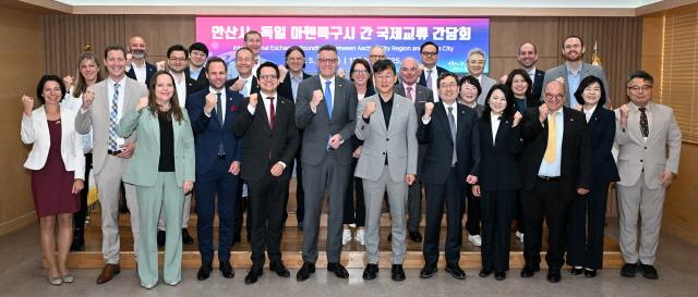 NSP통신-12일 안산시가 팀 그뤼테마이어 독일 아헨특구시장을 포함한 22명의 대표단과 국제교류 간담회를 갖고 기념촬영을 하고 있다. (사진 = 안산시)