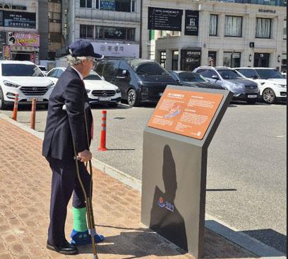 NSP통신-유공자 어르신이 3.1 만세운동 안내표지판을 살펴보고 있는 모습. (사진 = 강릉시)
