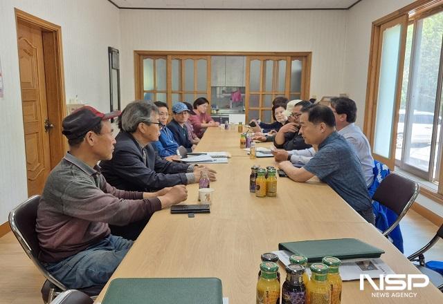 NSP통신-완주군의회 서남용, 김규성 의원이 지난 12일 비봉면 백도리 현암마을 주민들을 만나 민원을 청취하는 시간을 가졌다. (사진 = 완주군의회)