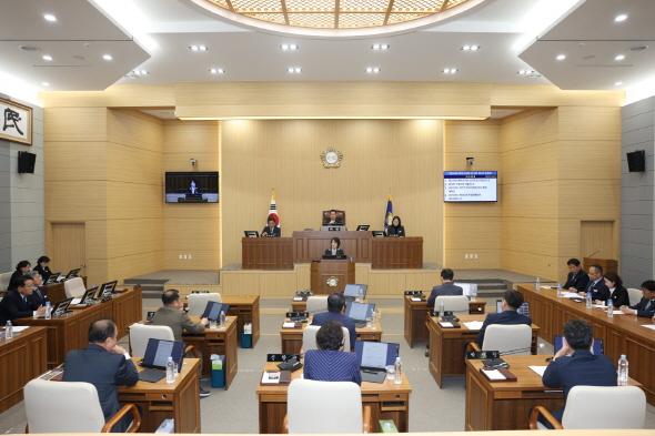 NSP통신-예천군의회는 13일 오전 11시 의회 본회의장에서 제278회 예천군의회 임시회를 개회하고 28일까지 16일간의 회기에 들어갔다. 상반기 주요사업장 현지 확인 및 제1회 추가경정예산안 등 상정 (사진 = 예천군)