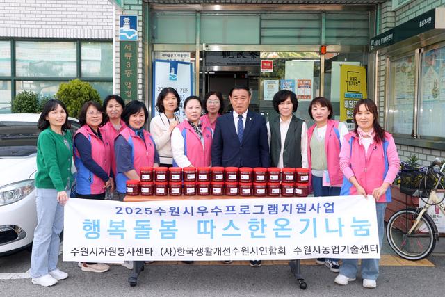 NSP통신-12일 이재식 수원시의회 의장(가운데 남성)과 한국생활개선 수원시연합회 관계자들이 후원물품 전달식에서 기념촬영을 하는 모습. (사진 = 수원시의회)