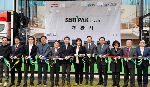 NSP통신-복합스포츠문화공간 SERI PAK with 용인 개관식에서 이상일 시장을 비롯해 박세리 전 감독, 시·도의원 등이 테이프 컷팅식을 하고 있다. (사진 = 용인특례시)