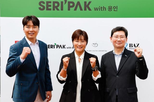 NSP통신-이상일 시장(오른쪽)이 13일 SERI PAK with 용인 개관식에서 이동국 전 국가대표(왼쪽)와 박세리 전 감독과 기념촬영을 하고 있다. (사진 = 용인특례시)