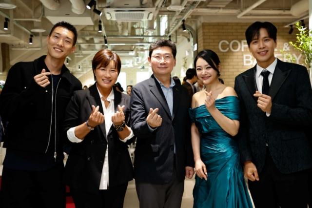 NSP통신-SERI PAK with 용인 개관식에서 우상혁 육상선수(왼쪽부터), 박세리 전 감독, 이상일 시장, 김소현·손준호 뮤지컬 배우 기념촬영 모습. (사진 = 용인특례시)
