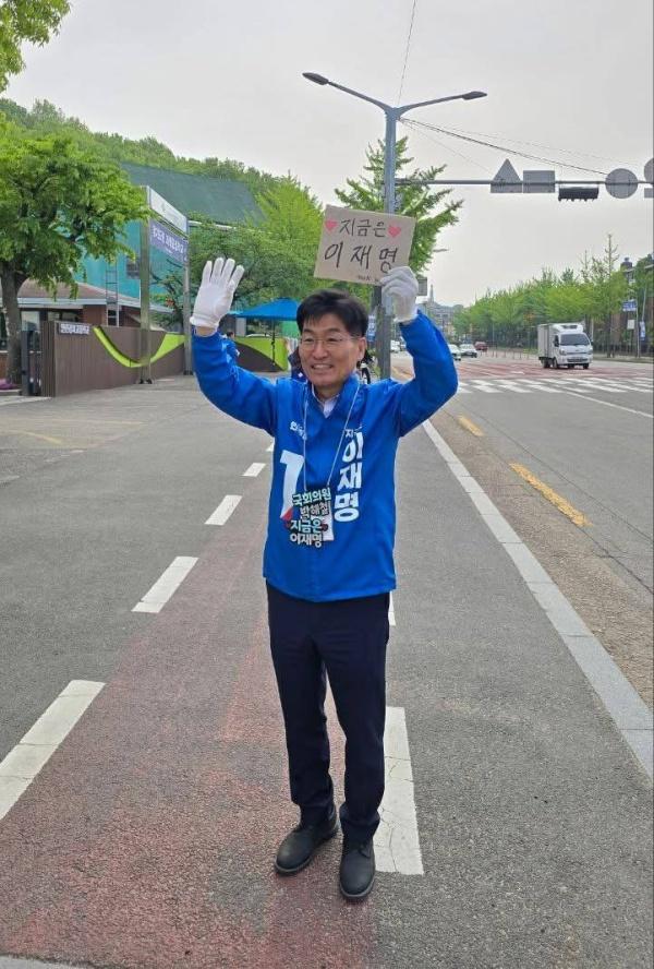 NSP통신-13일 오전 안산 강서고등학교 앞에서 박해철 국회의원이 등교하는 고등학교 3학년 학생들을 만나 첫 투표의 의미를 전했다. (사진 = 박해철 의원실)