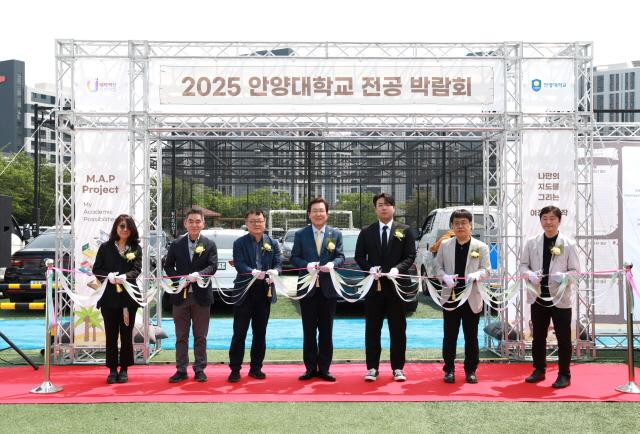 NSP통신-2025학년도 안양대학교 전공박람회 테이프 컷팅식 모습. (사진 = 안양대학교)