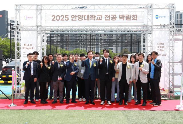 NSP통신-2025학년도 안양대학교 전공박람회 참석자 기념촬영 모습. (사진 = 안양대학교)