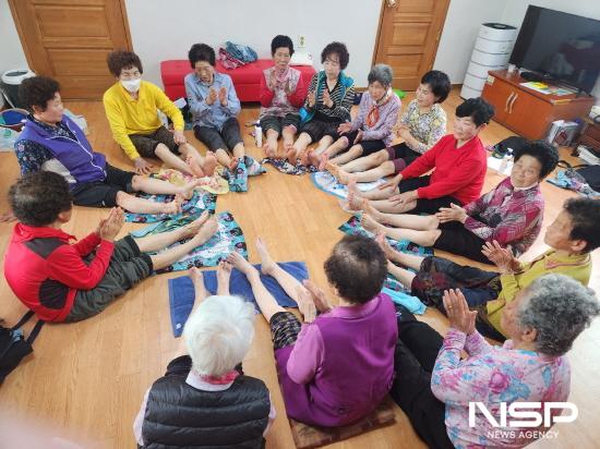 NSP통신-내천 경로당 발맛사지 (사진 = 광양시청)