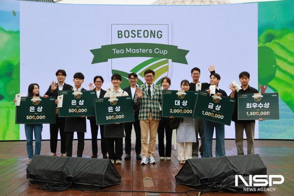 NSP통신-김철우 보성군수와 제3회 보성 티 마스터컵 수상자들 (사진 = 보성군)