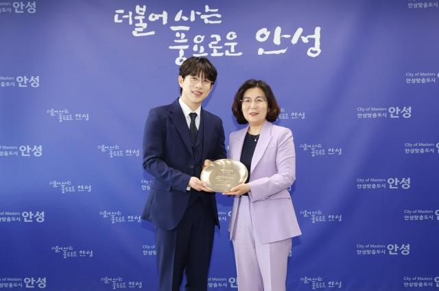 NSP통신-미스터트롯 시즌2 진을 수상한 트로트 가수 안성훈(왼쪽) 씨가 안성시 홍보대사로 위촉된 가운데 김보라 시장과 기념촬영을 하고 있다. (사진 = 안성시)