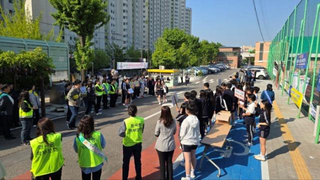 NSP통신-이기환 경기도의원이 14일 안산 원곡중학교에서 진행된 2025 학교폭력 및 학생 도박 예방 근절 도박NO 꿈 YES 2차 캠페인에 참여하고 있다. (사진 = 이기환 의원실)