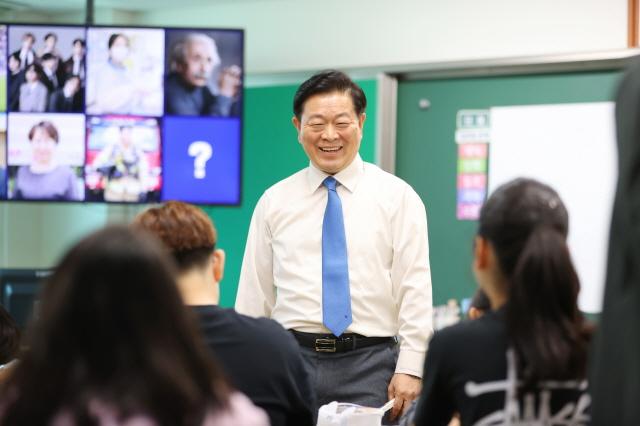 NSP통신-박승원 광명시장이 스승의 날을 맞아 광명광덕초등학교 1일 명예 교사로 진로 특강을 진행하고 있다. (사진 = 광명시)