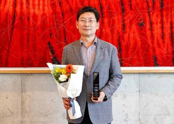 NSP통신-용인특례시가 14일 2025 국가대표브랜드 대상에 선정된 가운데 이상일 시장이 시 대표로 수상 기념촬영을 하고 있다. (사진 = 용인특례시)
