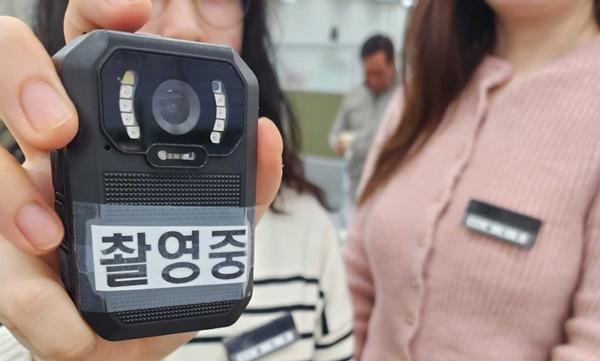 NSP통신-민원실 직원 휴대용 보호장비 착용 사진 (사진 = 파주시)