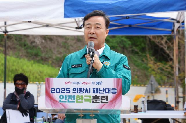 NSP통신-2025 안전한국 훈련에서 김성제 의왕시장이 훈련 강평을 하고 있다. (사진 = 의왕시)