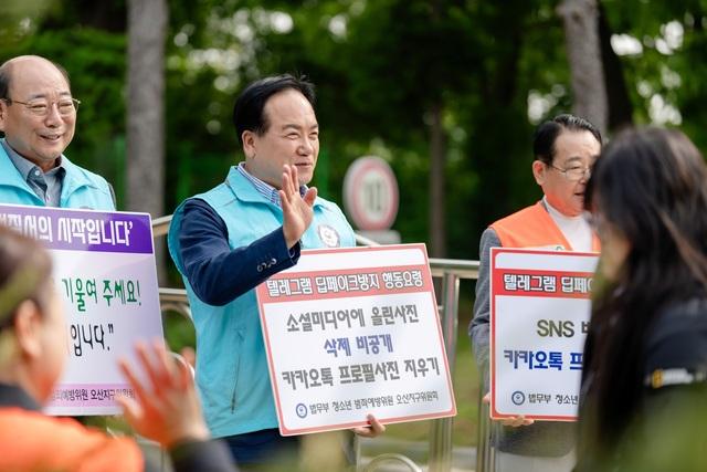 NSP통신-13일 이권재 오산시장(왼쪽 두번째)이 등굣길 청소년 선도 캠페인을 하는 모습. (사진 = 오산시)