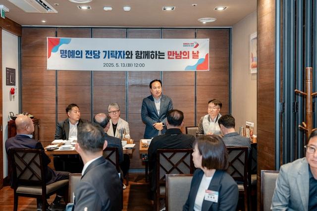 NSP통신-13일 이권재 오산시장(맨 뒤 오른쪽 두번째)이 만남의 날 행사에서 인사말을 하는 모습. (사진 = 오산시)
