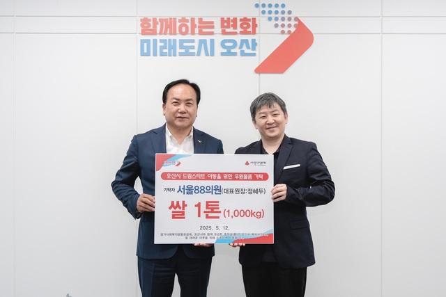 NSP통신-12일 이권재 오산시장(왼쪽)과 정혜두 서울88의원 원장이 쌀 기탁식에서 기념촬영을 하는 모습. (사진 = 오산시)