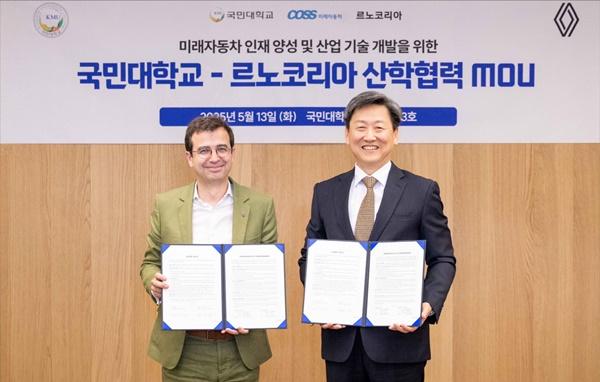 NSP통신-스테판 드블레즈 르노코리아 사장(좌)과 국민대학교 정승렬 총장(우) (사진 = 르노코리아자동차)