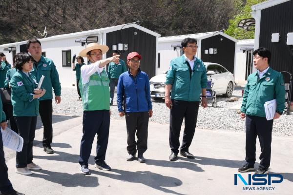 NSP통신-이철우 경상북도지사는 14일 산불 피해 지역인 영덕군 영덕읍 대탄리와 의성군 단촌면 일원을 방문해 장마철 2차 피해 예방을 위한 복구 사업장을 점검했다. (사진 = 경상북도)