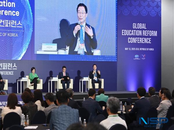 NSP통신-경상북도교육청은 14일 제주특별자치도에 있는 제주국제컨벤션센터(ICC JEJU)에서 열린 2025 아시아태평양경제협력체(APEC) 제7차 교육 장관회의 총회에 참석해 경북교육의 글로벌 비전과 포용적 교육철학을 세계 교육 리더들에게 소개했다고 밝혔다. (사진 = 경상북도교육청)