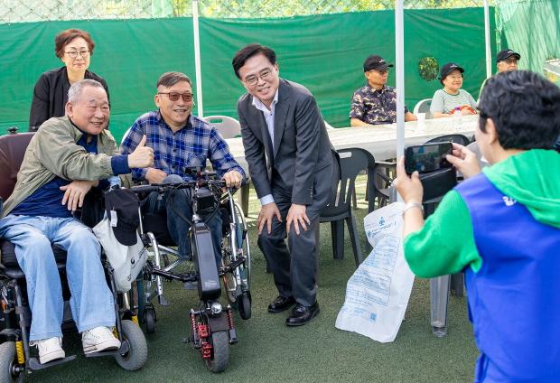 NSP통신-진교훈 서울 강서구청장(맨앞 왼쪽 세 번째)이 14일 방화대교 남단 게이트볼장에서 열린 강서구장애인단체총연합회 힐링 워크숍에서 참석자들과 함께 사진을 찍고 있다.
