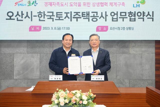 NSP통신-2023년 이권재 오산시장(왼쪽)과 이한준 LH 사장이 업무협약 후 기념촬영을 하는 모습. (사진 = 오산시)