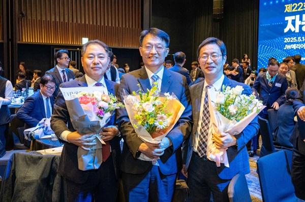 NSP통신-제22회 자동차의 날 국무총리상을 수상한 르노코리아 생산기술 담당 김수택 디렉터(가운데), 산업통상자원부장관상을 수상한 차량시험 총괄 김우상 디렉터(좌)와 품질 담당 이주형 디렉터(우) (사진 = 르노코리아자동차)