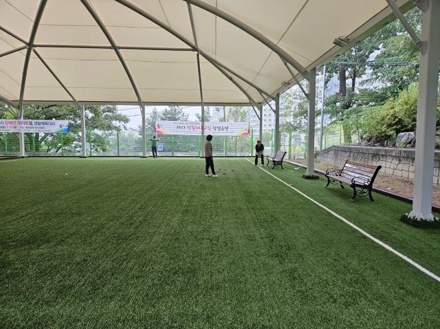 NSP통신-지붕막이 설치된 황송공원 게이트볼장에서 시민들이 경기를 즐기고 있다. (사진 = 성남시)