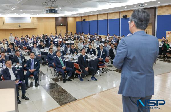 NSP통신-iM뱅크와 구미상공회의소는 15일 구미상공회의소 2층 대강당에서 구미 지역 주요 기업 CEO, 기관장, 경제인 등 200여 명이 참석한 가운데 제39회 구미CEO포럼을 개최했다. (사진 = DGB대구은행)